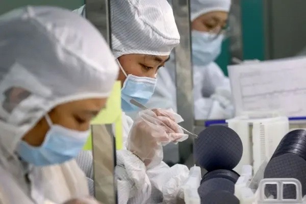 Сотрудники производят чипы на заводе Jiejie Semiconductor Company в Наньтуне, в провинции Цзянсу на востоке Китая, 17 марта 2021 года. (PSTR/AFP via Getty Images)