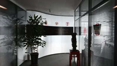 Закрытый офис Mintz Group в офисном здании в Пекине 24 марта 2023 года. Власти задержали пятерых китайских сотрудников пекинского офиса американской фирмы Mintz Group, проводящей комплексную экспертизу, сообщила компания 24 марта. (Greg Baker/AFP via Getty Images)
