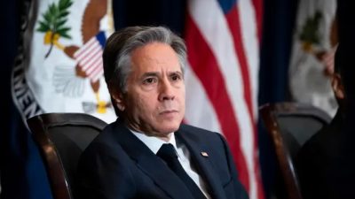 Госсекретарь США Энтони Блинкен слушает других докладчиков во время презентации Бюро глобальной безопасности в области здравоохранения и дипломатии в Государственном департаменте в Вашингтоне 1 августа 2023 года. (Madalina Vasiliu/The Epoch Times)
