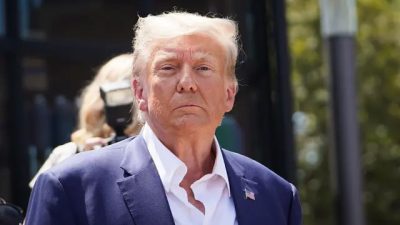 Дональд Трамп покидает ярмарку в Де-Мойне, штат Айова, 12 августа 2023 года. (Madalina Vasiliu/The Epoch Times)
