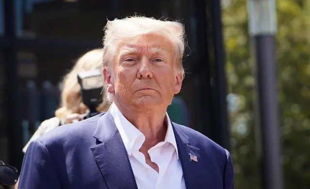 Судья признал Трампа ответственным за мошенничество в гражданском иске Нью-Йорка Дональд Трамп покидает ярмарку в Де-Мойне, штат Айова, 12 августа 2023 года. (Madalina Vasiliu/The Epoch Times)