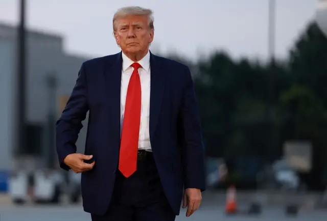 Бывший президент США Дональд Трамп прибывает в международный аэропорт Атланты Хартсфилд-Джексон после того, как он был помещен в тюрьму округа Фултон в Атланте, 24 августа 2023 года. (Joe Raedle/Getty Images)