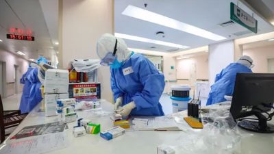 Медицинский персонал готовит лекарства для беременных женщин, инфицированных COVID-19, в гинекологическом и акушерском изоляторе больницы Wuhan Union Hospital в городе Ухане в центральной китайской провинции Хубэй, 7 марта 2020 г. (STR/AFP via Getty Images)
