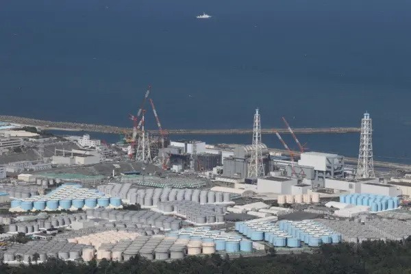 Роспотребнадзор прокомментировал опасность от сброса воды с АЭС «Фукусима-1» Резервуары, используемые для хранения очищенной воды на повреждённой атомной электростанции TEPCO «Фукусима Дайити» в Окуме, префектура Фукусима, 24 августа 2023 года. (STR/JIJI Press/AFP via Getty Images)