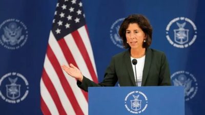 Министр торговли США Джина Раймондо принимает участие в пресс-конференции недалеко от международного аэропорта Шанхай Пудун в Шанхае 30 августа 2023 года. (Aly Song/Reuters)
