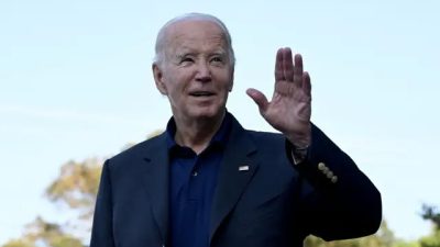 Президент Джо Байден машет рукой во время мессы в католической церкви Святого Эдмонда в Рехобот-Бич, штат Делавэр, 3 сентября 2023 года. (ANDREW CABALLERO-REYNOLDS/AFP via Getty Images)