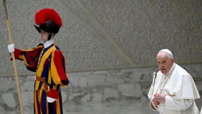 Папа Римский Франциск во время еженедельной общей аудиенции в зале Paul-VI в Ватикане, 20 августа 2023 года. (Filippo Monteforte/AFP via Getty Images)