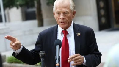 Питер Наварро, советник бывшего президента Дональда Трампа, выступает перед журналистами по прибытии в здание суда имени Э. Барретта Преттимана в Вашингтоне 7 сентября 2023 года. (Kevin Dietsch/Getty Images)