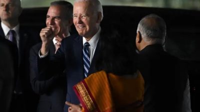 Президент США Джо Байден (в центре) в аэропорту накануне двухдневного саммита G20 в Нью-Дели, 8 сентября 2023 года. (Saul Loeb/AFP via Getty Images)