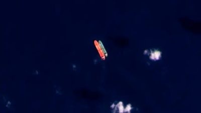Суда, идентифицированные как Virgo (слева) и Suez Rajan (справа) правозащитной группой United Against Nuclear Iran, были замечены в Южно-Китайском море 13 февраля 2022 года. (Planet Labs PBC via AP)

