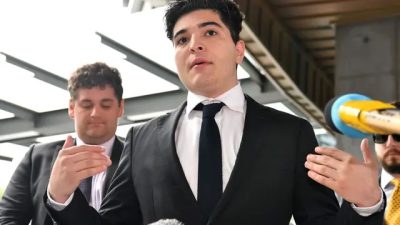 Дрю Павлоу разговаривает с представителями СМИ у здания окружного суда Брисбена в понедельник, 10 августа 2020 г. (AAP Image/Darren England)
