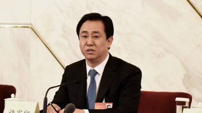 Сюй Цзяинь, председатель правления Evergrande Group, выступает на пресс-конференции в кулуарах четвёртой сессии Всекитайского собрания народных представителей в Пекине 6 марта 2016 г. (Etienne Oliveau/Getty Images)
