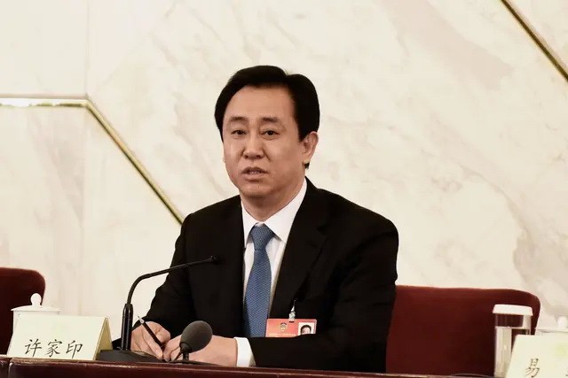 Сюй Цзяинь, председатель правления Evergrande Group, выступает на пресс-конференции в кулуарах четвёртой сессии Всекитайского собрания народных представителей в Пекине 6 марта 2016 г. (Etienne Oliveau/Getty Images)
