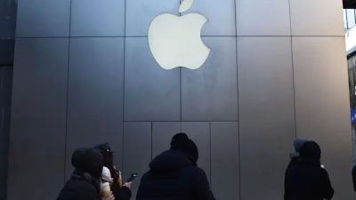 Люди проходят мимо магазина Apple Store в Пекине 11 декабря 2018 года. (Greg Baker/AFP via Getty Images)
