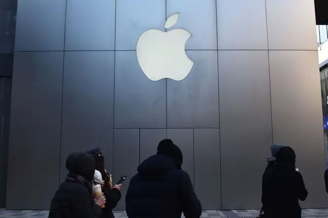 Люди проходят мимо магазина Apple Store в Пекине 11 декабря 2018 года. (Greg Baker/AFP via Getty Images)
