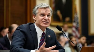 Директор ФБР Кристофер Рэй даёт показания во время слушаний Судебного комитета Палаты представителей о надзоре за Федеральным бюро расследований на Капитолийском холме в Вашингтоне 12 июля 2023 года. (Drew Angerer/Getty Images)
