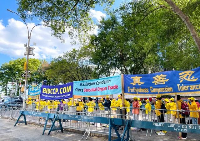 Протестующие призывают глав государств осудить китайскую компартию за нарушения прав человека. У штаб-квартиры ООН во время 78-й сессии Генеральной Ассамблеи ООН в Нью-Йорке, 19 сентября 2023 года. (Lin Dan/The Epoch Times)
