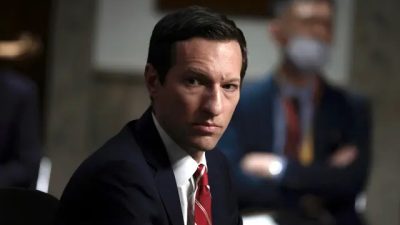Помощник министра обороны США по вопросам безопасности в Индо-Тихоокеанском регионе Эли Ратнер на слушаниях в Комитете Сената по международным отношениям в Вашингтоне 8 декабря 2021 года. (Anna Moneymaker/Getty Images)
