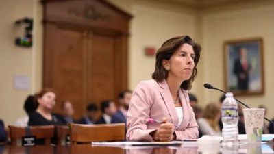 Министр торговли Джина Раймондо даёт показания перед Комитетом Палаты представителей по науке, космосу и технологиям в офисном здании Rayburn House в Вашингтоне 19 сентября 2023 года. (Kevin Dietsch/Getty Images)