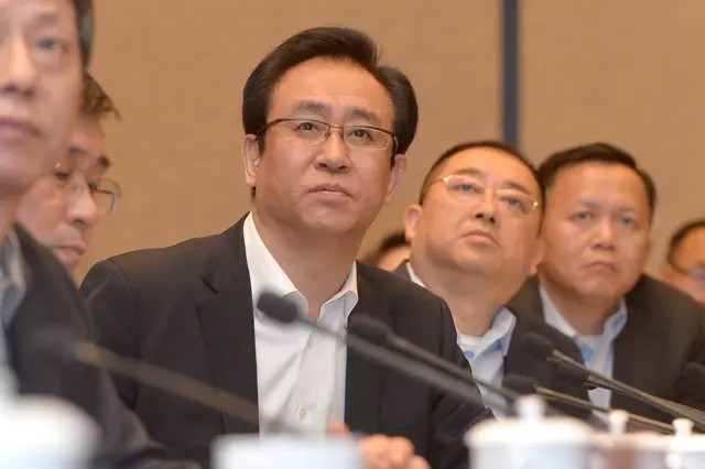Президент компании Evergrande Сюй Цзяинь, также известный как Хуэй Ка Янь на кантонском языке, на встрече в Ухане, центральная китайская провинция Хубэй, 5 июня 2017 г. (STR / AFP via Getty Images)
