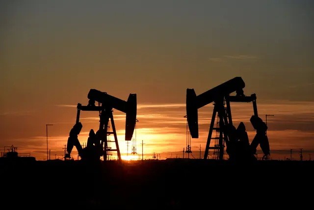 На нефтяном месторождении в Мидленде, штат Техас, 22 августа 2018 года на закате работают насосные домкраты. (Nick Oxford/Reuters)