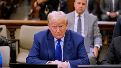 Бывший президент США Дональд Трамп отвечает на вопросы представителей СМИ в международном аэропорту Атланты Хартсфилд-Джексон после того, как он был заключён в тюрьму округа Фултон в Атланте, штат Джорджия, 24 августа 2023 года. (Joe Raedle/Getty Images)