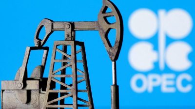 3D-печатный домкрат для нефтяного насоса на фоне логотипа ОПЕК, 14 апреля 2020 года. (Dado Ruvic/Reuters)
