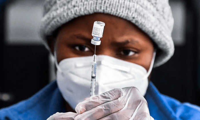 Медсестра готовит дозу вакцины COVID-19 компании Pfizer в пункте вакцинации в Лос-Анджелесе 10 марта 2021 г. (Frederic J. Brown/AFP via Getty Images)