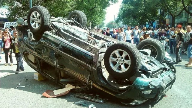 Японский автомобиль, повреждённый во время акции протеста против «национализации» Японией спорных островов Дяоюйдао, известных в Японии как острова Сенкаку, в Сиане, северо-западная китайская провинция Шэньси, 15 сентября 2012 г. (AFP/GettyImages)