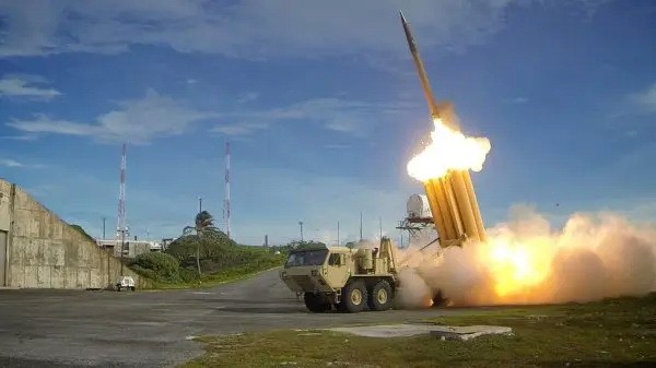 Перехватчик THAAD запущен во время успешного испытания на перехват, на этой недатированной раздаточной фотографии, предоставленной Министерством обороны, Агентством по противоракетной обороне. (U.S. Department of Defense, Missile Defense Agency/Handout via Reuters/File Photo)
