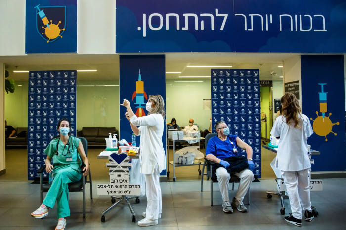 Люди получают дозу вакцины от COVID-19 в медицинском центре Сураски в Тель-Авиве, Израиль, 20 декабря 2020 г. (Amir Levy/Getty Images)