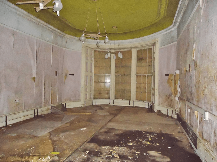 Плачевное состояние дома Roswarne House, когда он перешёл в собственность семьи Прайс. (SWNS)