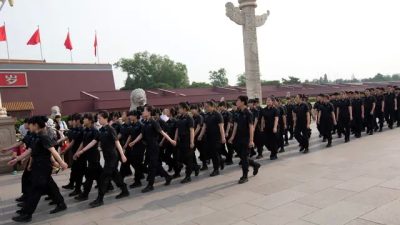 Охранники маршируют перед воротами Тяньаньмэнь в Пекине, суббота, 31 мая 2014 г. (AP Photo/Alexander F. Yuan)