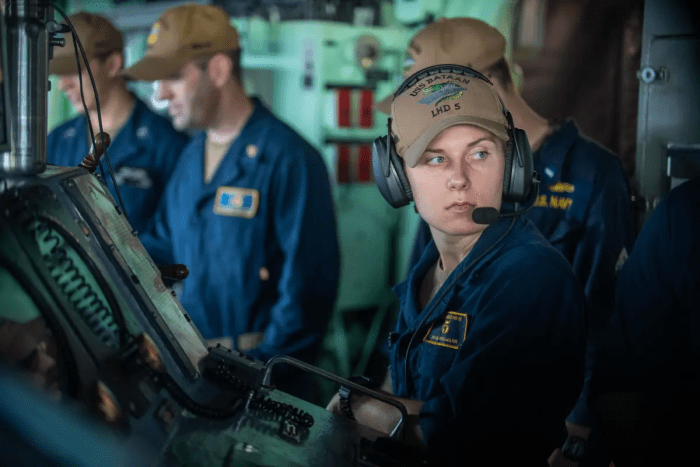 Операторы на десантном корабле класса Wasp USS Bataan (LHD 5) в Атлантическом океане 30 августа 2022 года. (U.S. Navy photo by Mass Communication Specialist 3rd Class Bradley Rickard)