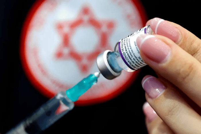 Медик готовит дозу вакцины Pfizer-BioNTech COVID-19 в доме престарелых в Нетании, Израиль, 5 января 2022 г. (Jack Guez/AFP via Getty Images)