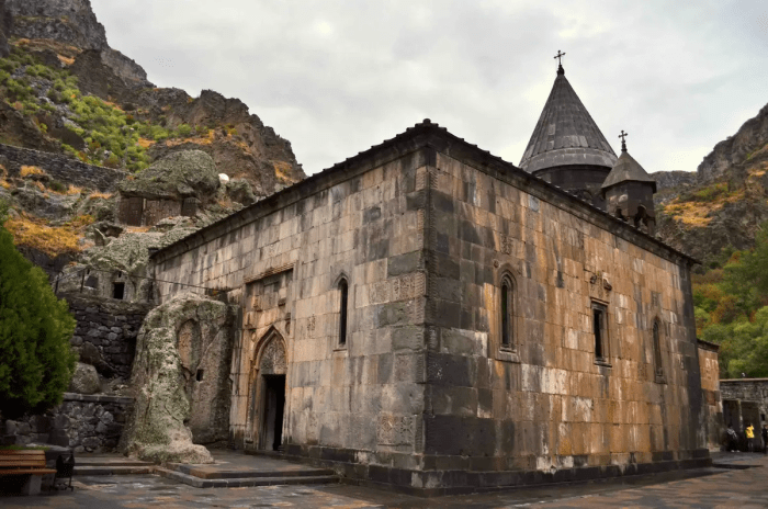 Гавит, пристроенный к главной церкви монастыря Гегард в Армении. (Karen Faljyan/Shutterstock)