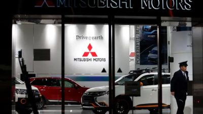 Гибридный внедорожник Mitsubishi Motors Outlander, выставленного в штаб-квартире компании в Токио, 20 апреля 2016 г. (Tomohiro Ohsumi/Getty Images)