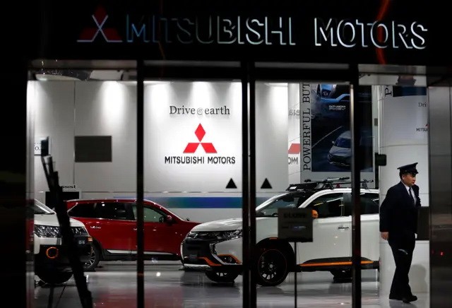 Гибридный внедорожник Mitsubishi Motors Outlander, выставленного в штаб-квартире компании в Токио, 20 апреля 2016 г. (Tomohiro Ohsumi/Getty Images)