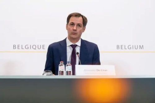 Премьер-министр Бельгии Александр Де Кро принимает участие в пресс-конференции после заседания консультативного комитета с участием министров федерального правительства, региональных правительств и сообществ в Брюсселе, 19 марта 2021 года. (Philip Reynaers/Belga/AFP via Getty Images)