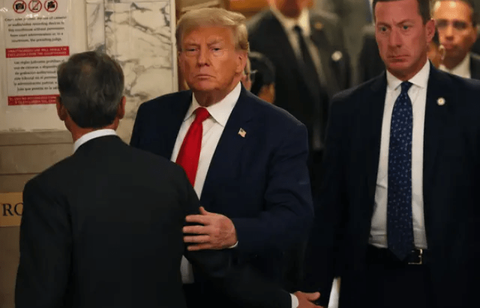 Бывший президент Дональд Трамп покидает зал суда в перерыве во второй день судебного разбирательства по гражданскому делу о мошенничестве в Верховном суде штата Нью-Йорк в Нью-Йорке 3 октября 2023 года. (Michael M. Santiago/Getty Images)