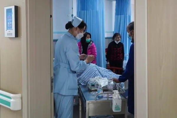 Медицинские работники осматривают пожилого пациента, поступившего в отделение неотложной помощи больницы в Пекине 7 января 2023 года. (Andy Wong/AP Photo)