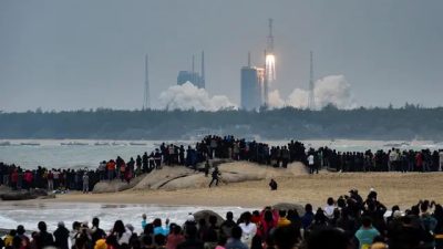 Люди наблюдают за запуском ракеты «Длинный марш-8», новейшей китайской ракеты-носителя «Длинный марш», с космодрома Вэньчан в провинции Хайнань, Китай, 22 декабря 2020 года. (AFP via Getty Images)
