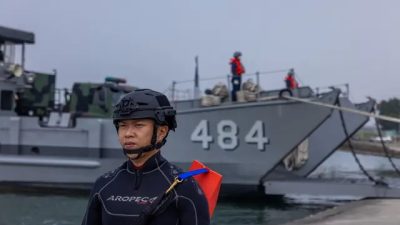 Вооружённые силы Тайваня проводят двухдневные плановые учения, чтобы продемонстрировать боевую готовность в преддверии новогодних праздников по Лунному календарю на военной базе в Гаосюне, Тайвань, 12 января 2023 года. (Annabelle Chih/Getty Images)
