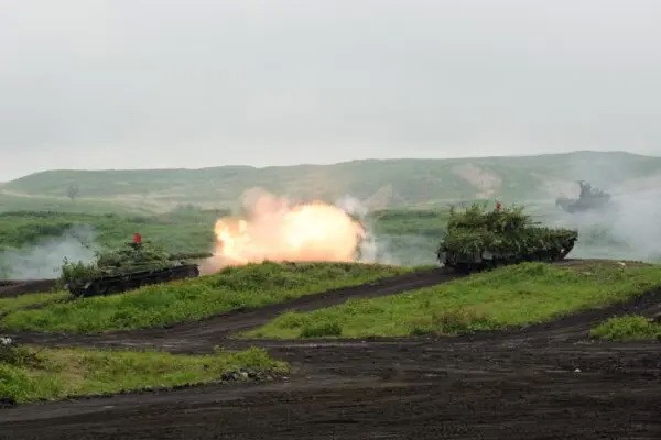 Танк Тип-74 Сил самообороны Японии ведёт боевую стрельбу во время учений на полигоне в районе манёвров Восточная Фудзи в Готемба, Япония, 22 мая 2021 года. (Akio Kon/Pool/AFP via Getty Images)