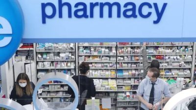 Фармацевты работают в аптеке «Лайф» 19 марта 2020 года. (Niall Carson/PA Media)
