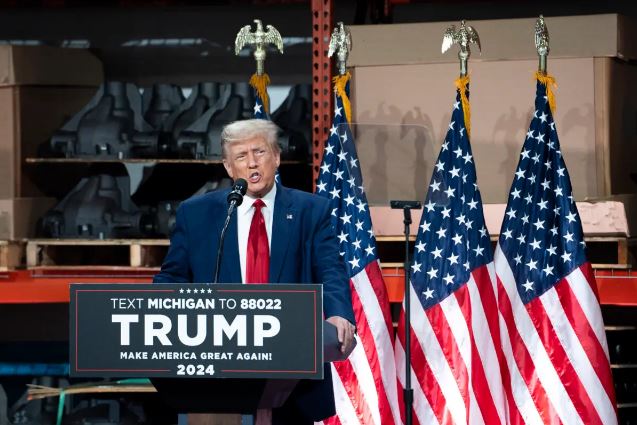 Бывший президент Дональд Трамп выступает на предвыборном митинге в городке Клинтон, штат Мичиган, 27 сентября 2023 года. (Madalina Vasiliu/The Epoch Times)