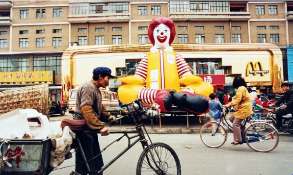 Ресторан McDonald’s в Пекине, 1994 год. В начале 1990-х годов корпорация McDonald’s была одним из первых американских предприятий в Китае. (AFP via Getty Images)