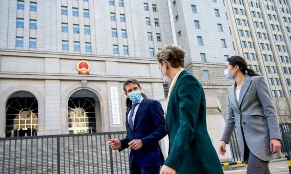 Народный суд промежуточной инстанции № 2 Пекина, где австралийский журналист Чэн Лэй предстал перед судом после 18 месяцев содержания под стражей по обвинению в разглашении государственной тайны, 31 марта 2022 года. (Noel Celis/AFP via Getty Images)