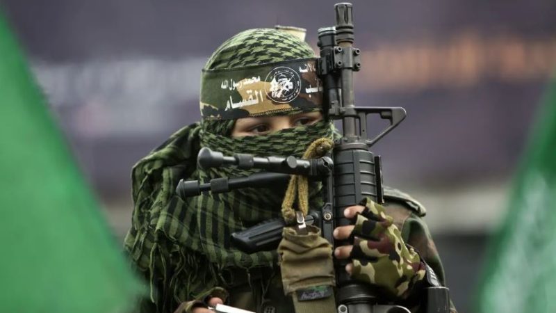 Маленький мальчик держит винтовку M4A1 американского производства во время митинга сторонников ХАМАС в лагере беженцев Джабалия, сектор Газа, 12 декабря 2014 года. (Mahmud Hams/AFP/Getty Images)