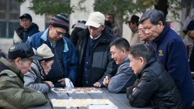 Местные жители играют в китайские шахматы в парке Колумба в Чайнатауне, Манхэттен, Нью-Йорк, 23 ноября 2014 г. (Samira Bouaou/The Epoch Times)